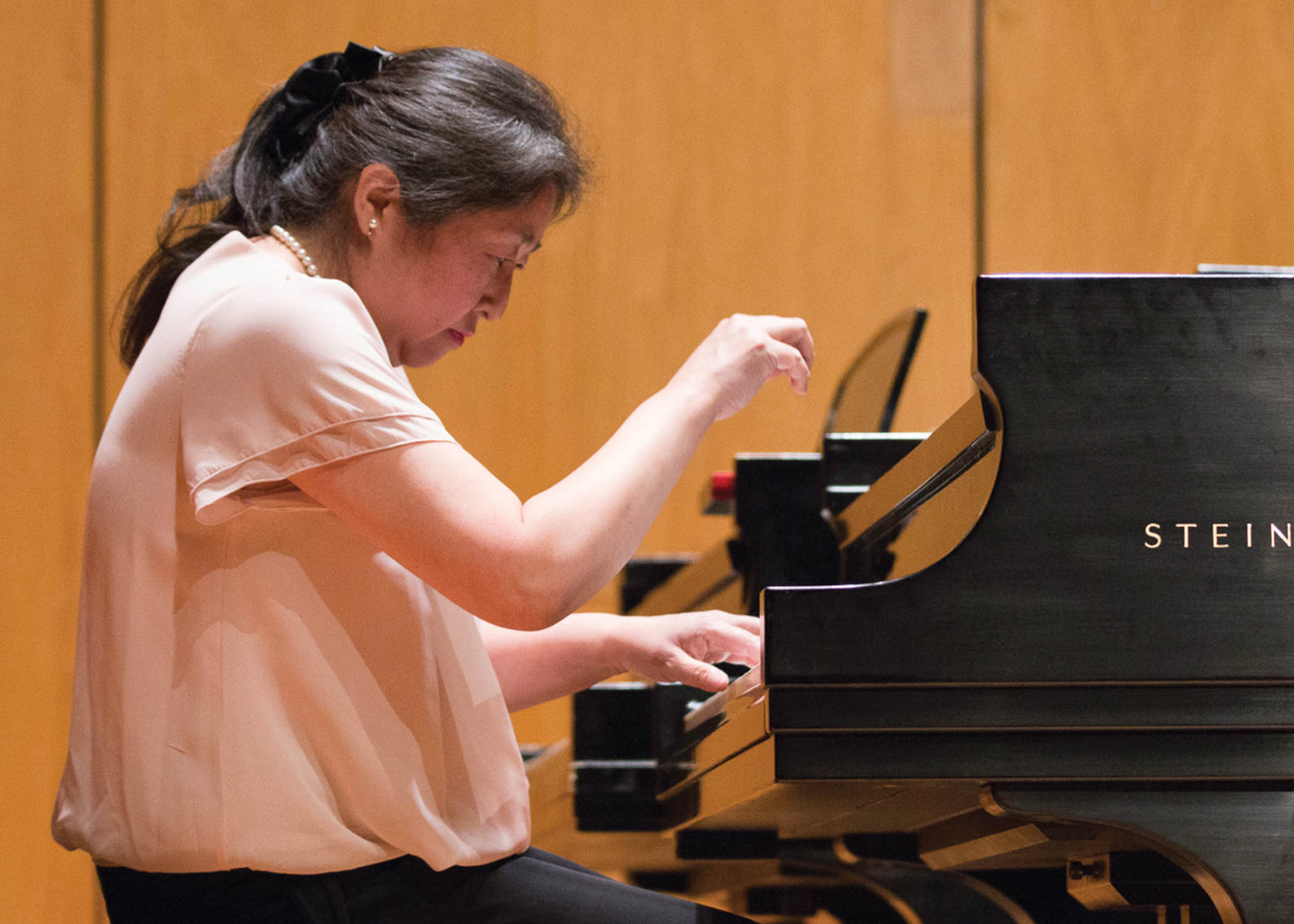 Kumi Ogano at a Steinway piano